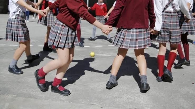 Las niñas podrán elegir entre falda o pantalón