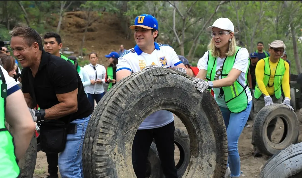 Samuel García presentó al equipo LimpiaLeón, un grupo de más de 100 neoleoneses dedicados exclusivamente a limpiar ríos, que ya ha juntado 500 toneladas de residuos. Foto: Gobierno de Nuevo León