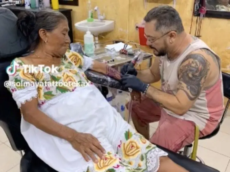 En TikTok, la cuenta @solmayatattotekax, deja ver a la abuelita siendo tatuada en su brazo izquierdo. Foto: TikTok @solmayatattotekax.