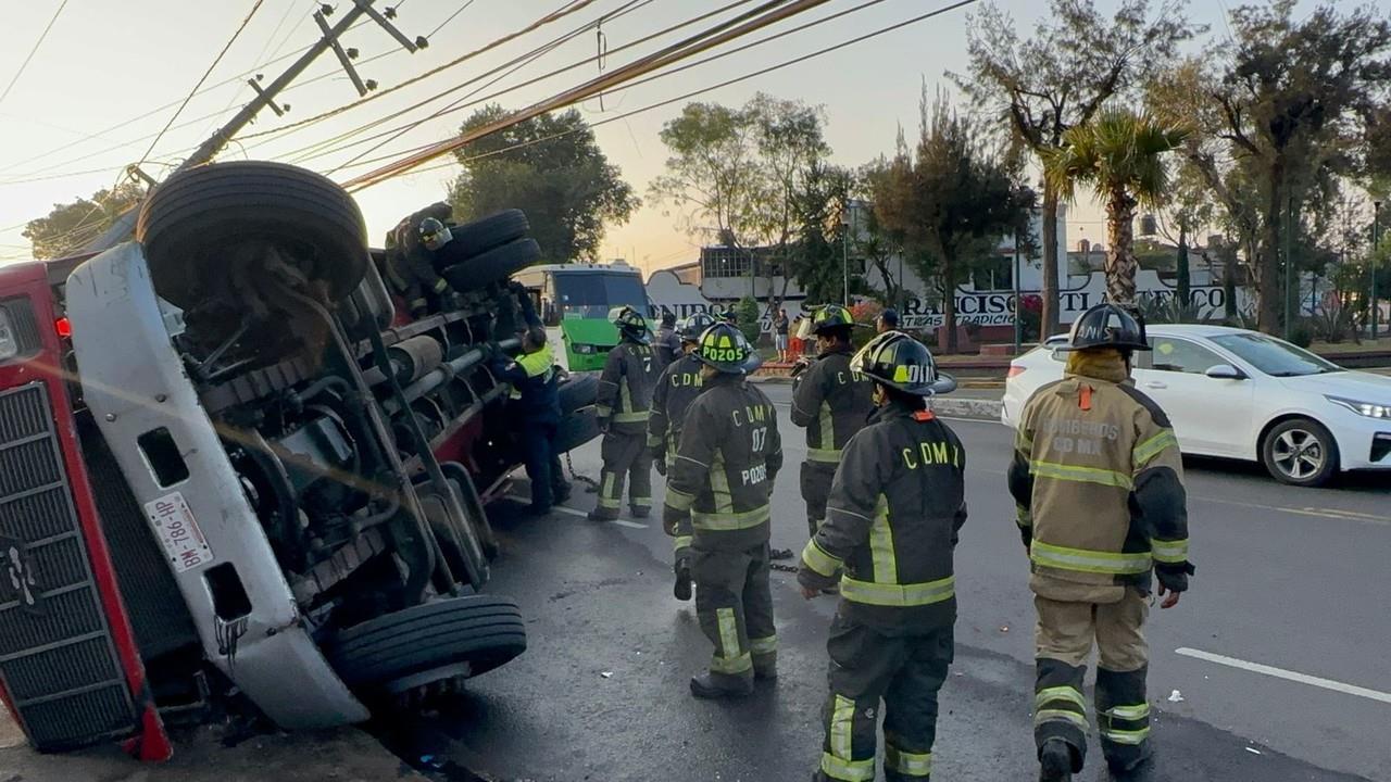 Vuelca pipa de bomberos ven Tláhuac; hay dos vulcanos heridos