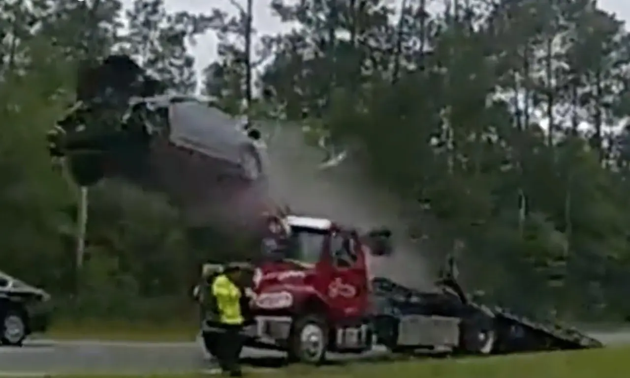 Un vehículo sale volando tras subir a la rampa de una grúa, en una autopista de Georgia, el miércoles 24 de mayo de 2023, en el condado de Lowndes, Georgia. (Departamento de Policía del condado de Lowndes vía AP)