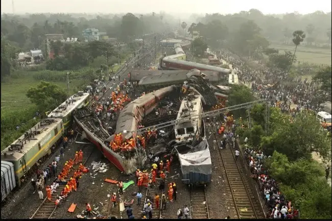 Dos trenes de pasajeros descarrilaron a unos 220 kilómetros al suroeste de Calcuta, provocando la muerte de más de 200 personas. Foto. AP