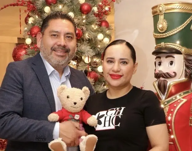 La alcaldesa de Cuauhtémoc, Sandra Cuevas y su novio Ernesto Alonso. Foto. Twitter