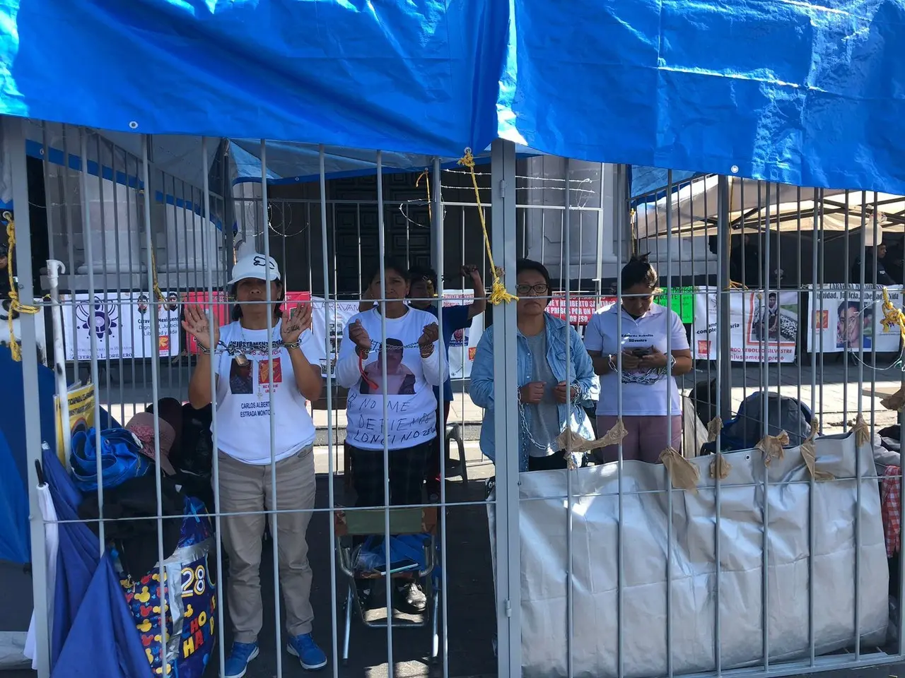 Las mujeres declararon llevar tres años de lucha exigiendo justicia hacia sus familias, diciendo que no han sido escuchadas por el gobierno. Foto: Itzel Negrete.