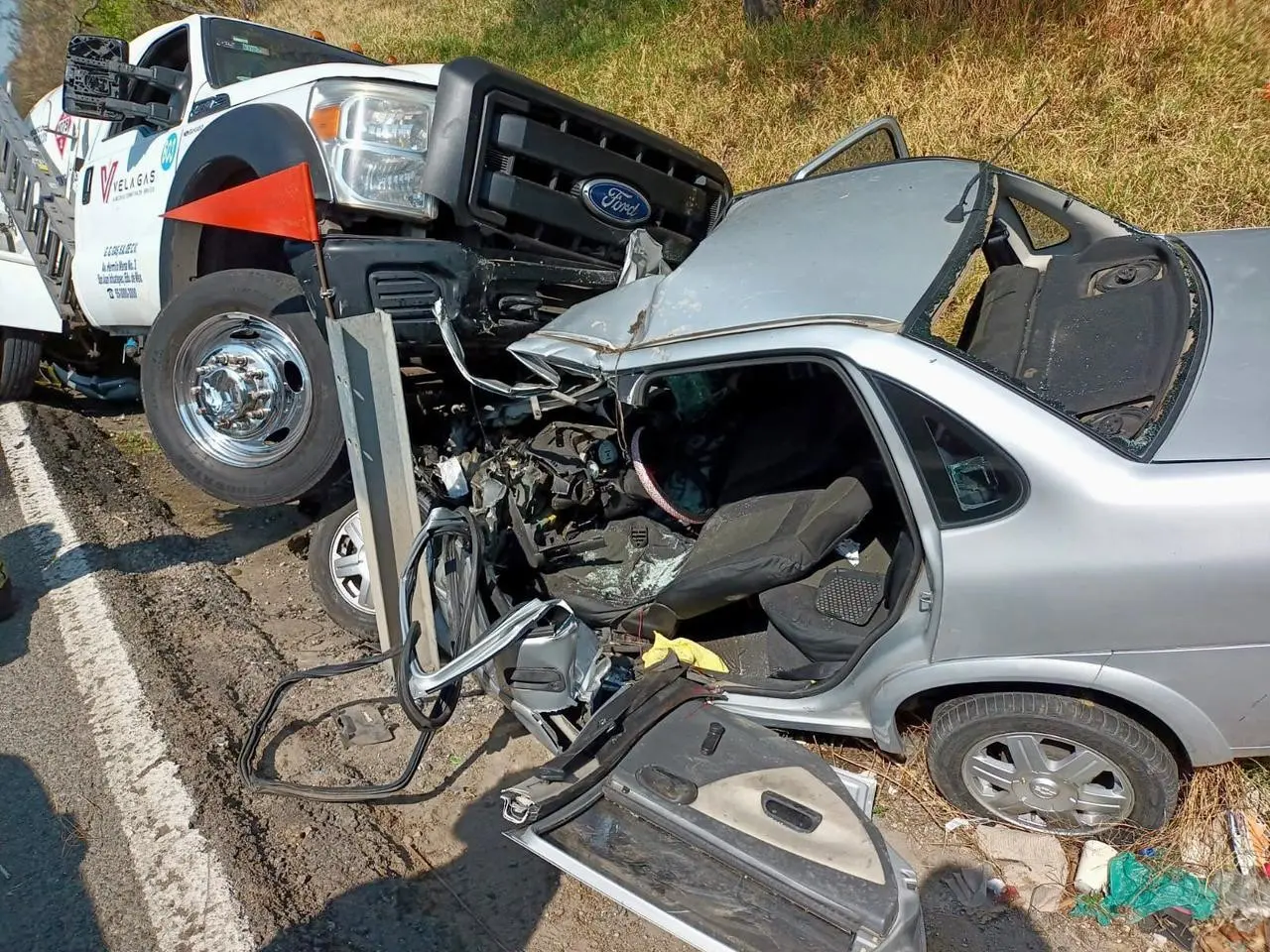 Las primeras versiones señalan que el conductor de la pipa invadió el carril contrario lo que generó el accidente. Foto: Cortesía.