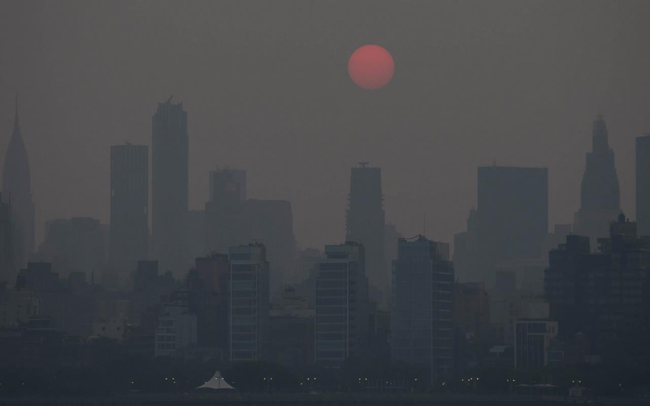 Las autoridades en la ciudad de Nueva York, una de las primeras en recibir las partículas finas suspendidas que viajan desde el norte del continente, avisaron este miércoles que la mala calidad del aire se mantendrá por varios días. Foto: EuropaPress