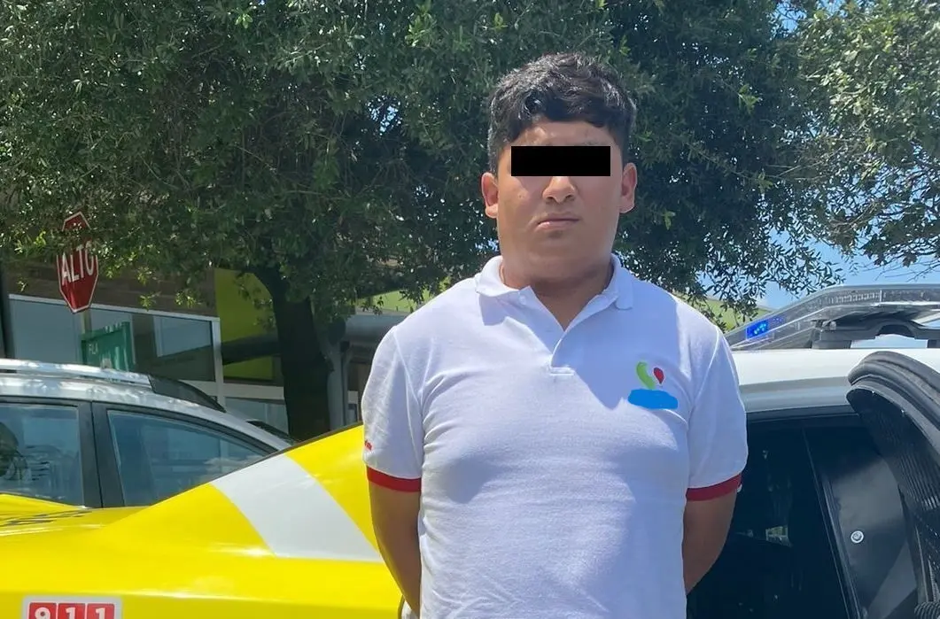 Un joven fue detenido por oficiales de la Policía de Monterrey, acusado de introducirse al sanitario de mujeres del centro comercial. Foto. Cortesía