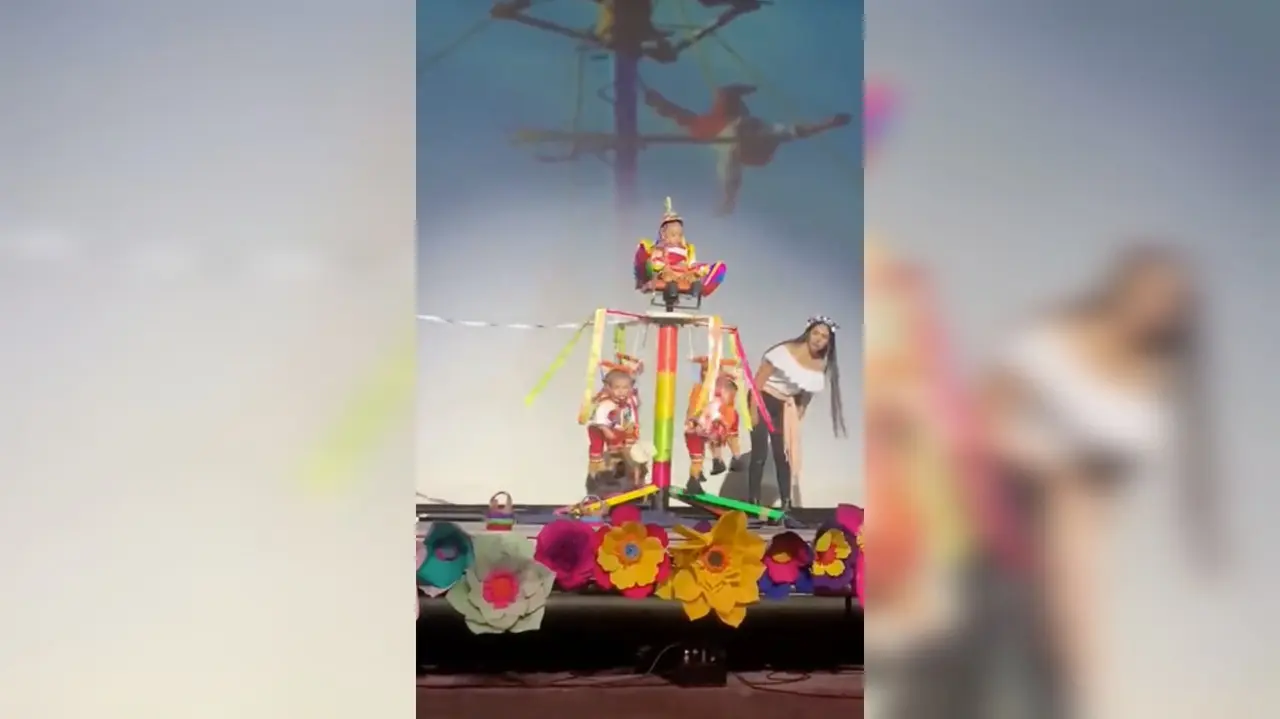 Los menores portan un traje similar al de los tradicionales danzantes del pueblo de Veracruz y en todo momento son supervisados por la docente que justo al lado del grupo. Foto: Especial/ Captura de pantalla