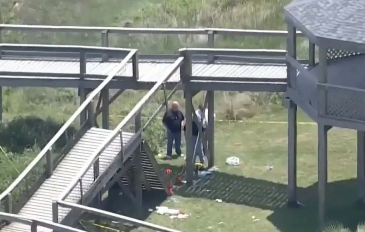 La causa del derrumbe del pasillo en Surfside Beach, una ciudad costera de Texas, está siendo investigada.