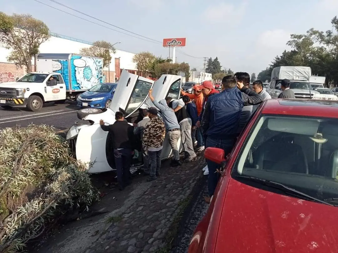 Según las autoridades, se trata de una volcadura en la que aparentemente dos personas resultaron lesionadas. Foto: Cortesía.