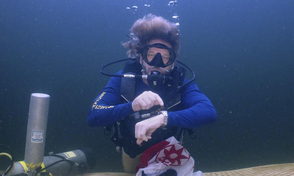 Llegó la hora de volver a la superficie tras pasar 100 días (nueva marca) en el hotel submarino Jules Undersea Lodge, situado en el fondo de una laguna de Key Largo, en Florida. (Mariano Lorde/Oficina de Prensa de los Cayos de Florida vía AP)