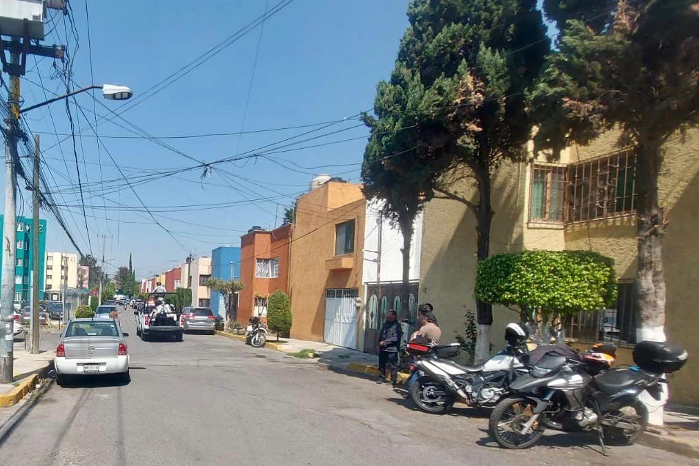 Hasta el lugar llegaron Paramédicos de Protección Civil y elementos de la policía municipal quienes resguardaron la zona del crimen. Foto: Especial.