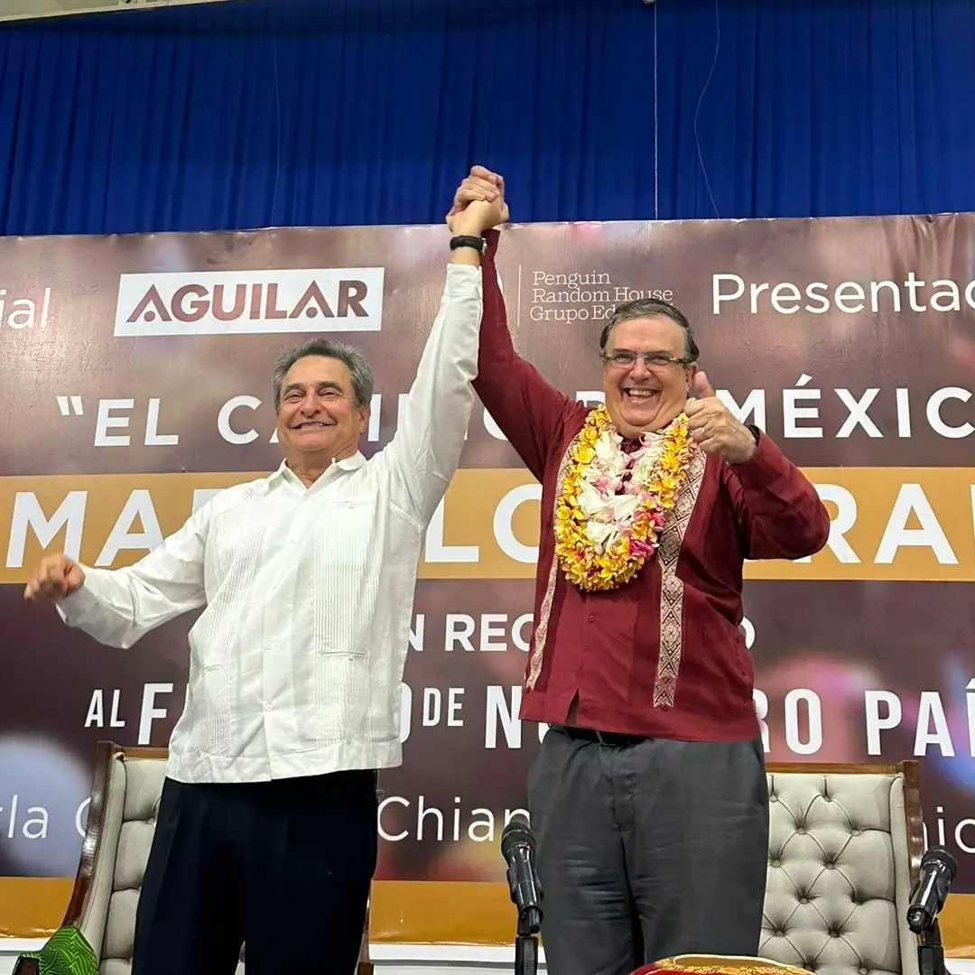 El hermano del presidente acompañó al canciller durante la presentación de su libro. Foto: Cancillería de México