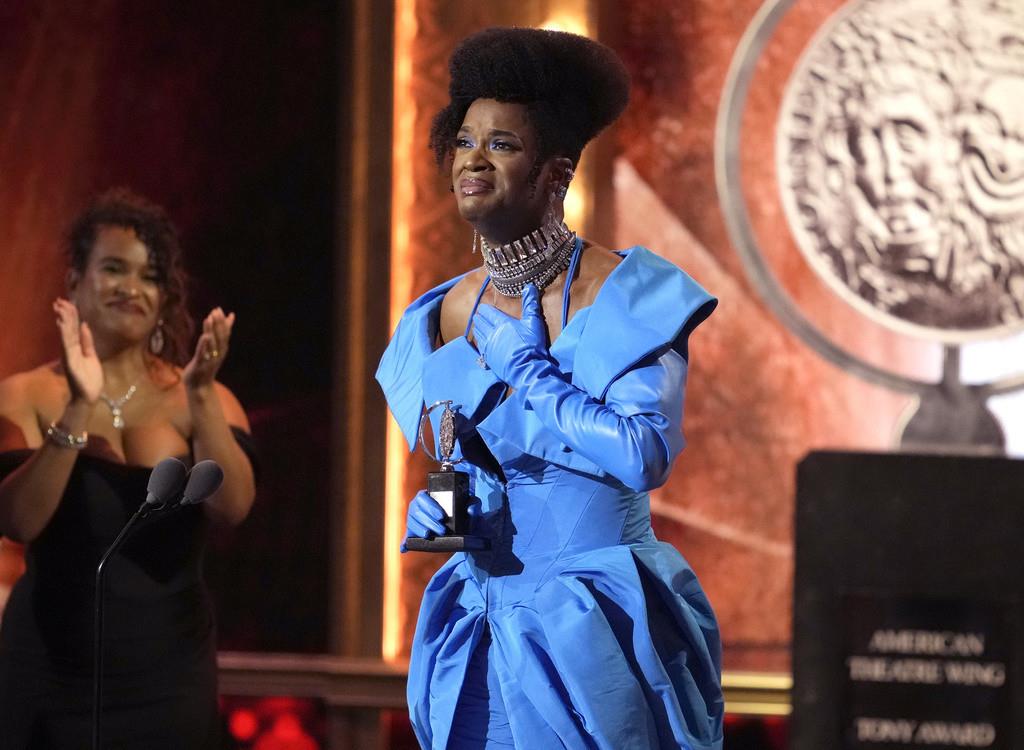 J. Harrison Ghee acepta el premio a mejor actor de un musical por Some Like It Hot en la 76a entrega anual de los premios Tony el domingo 11 de junio de 2023 en el teatro United Palace de Nueva York.(Foto Charles Sykes/Invision/AP)