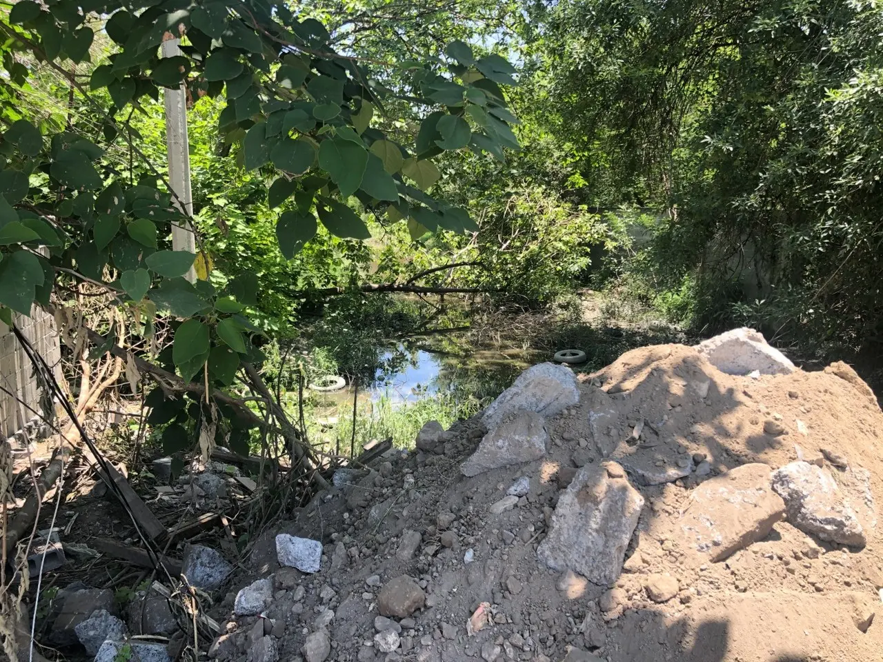 Personal de la Secretaría Ambiental de Escobedo realizaba un recorrido, un ciudadano los alertó que un camión tiraba escombro y tierra en el arroyo pluvial. Foto. Cortesía