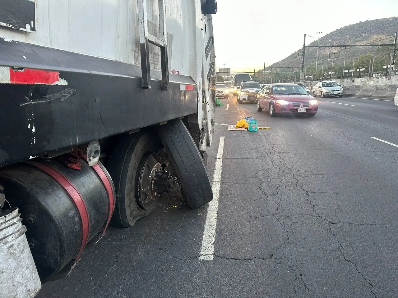 Camión recolector de basura afecta la movilidad de Zaragoza en metro Guelatao