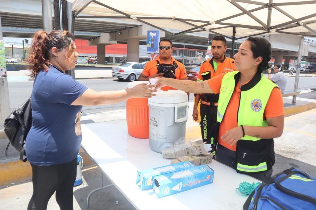 Los puestos de hidratación son operados por funcionarios del DIF Municipal y personal del Grupo Jaguares de Protección Civil, en los que se entrega el agua en conos desechables. Foto: Cortesía.