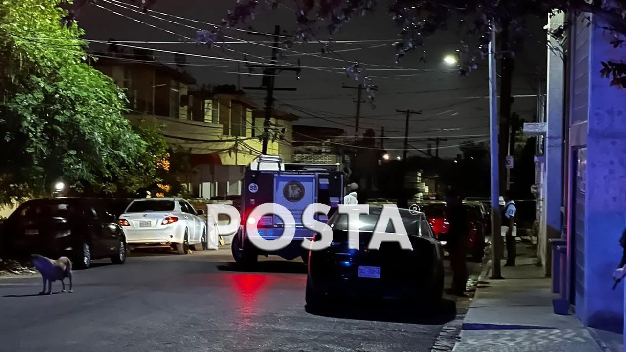 El fallecido es un hombre de entre 30 y 35 años, quien vestía playera manga corta, short color ámbar y no traía calzado, paramédicos informaron que tenia al menos tres impactos de bala en la espalda. Foto: Raymundo Elizalde.