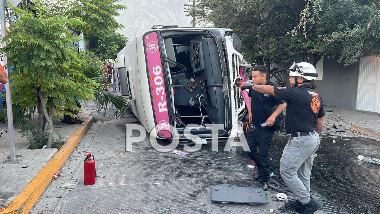 El camión urbano avanzó unos 200 metros antes de impactar un taxi y una camioneta para luego terminar volcado en la calle Palermo y Tezozomoc de la colonia Rincón de las Mitras. Foto: Raymundo Elizalde.