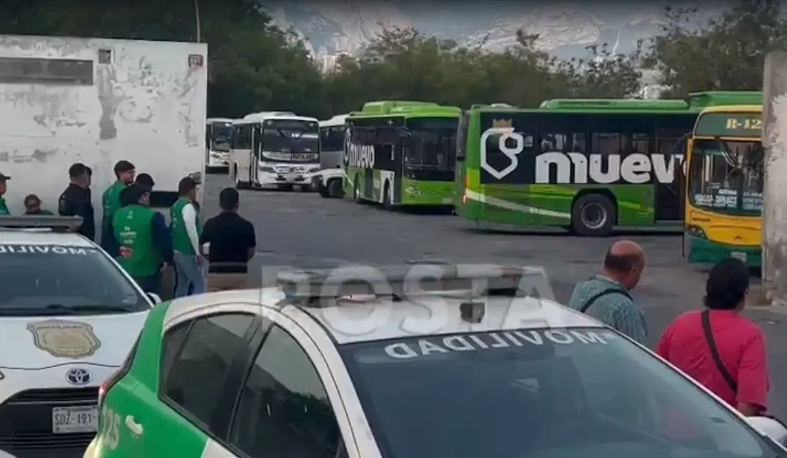 Con retraso de una hora un camión y tres camionetas llegaron para el arranque de este sistema de movilidad que implementó el estado ante la suspensión de la ruta 306. Foto: Raymundo Elizalde.