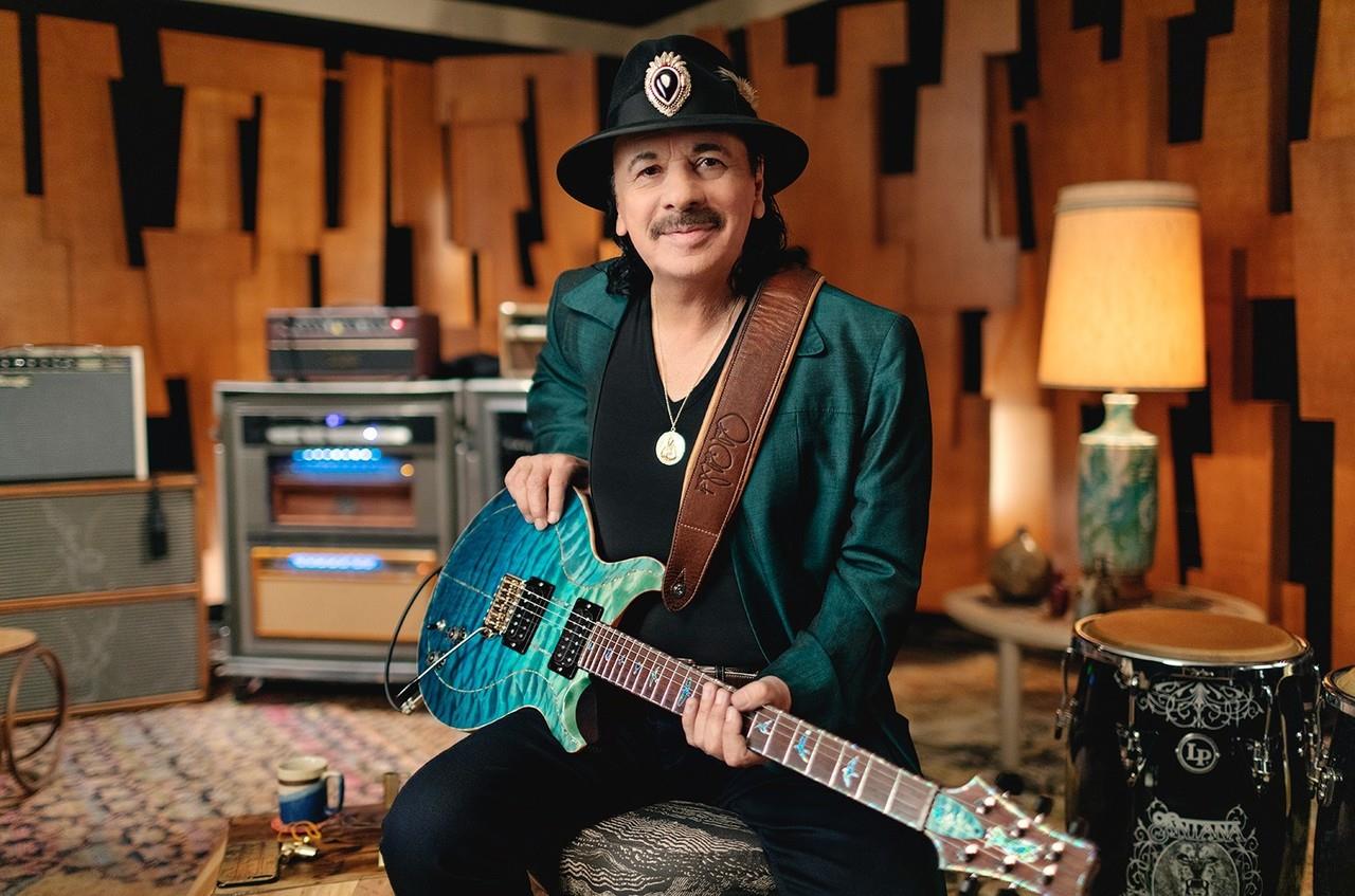 El guitarrista Carlos Santana, asegura que perdona al sujeto que abusó sexualmente de él cuando tenía entre 10 y 12 años. Foto: Colectivo Sonoro