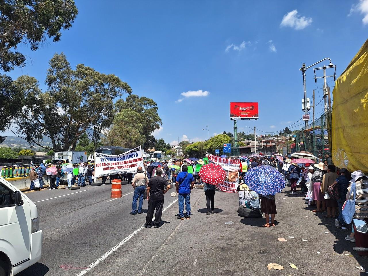 Comuneros cierran autopista mexico Cuernavaca por tala ilegal. Foro: Twitter