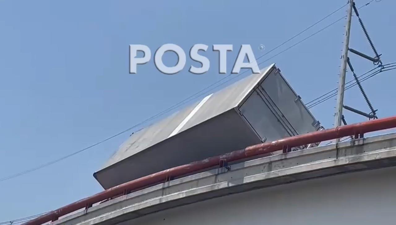 El operador de la unidad de carga relató que repentinamente terminó así recargado contra el barandal, a punto de caer de entre 12-15 metros de altura. Foto: Captura de pantalla