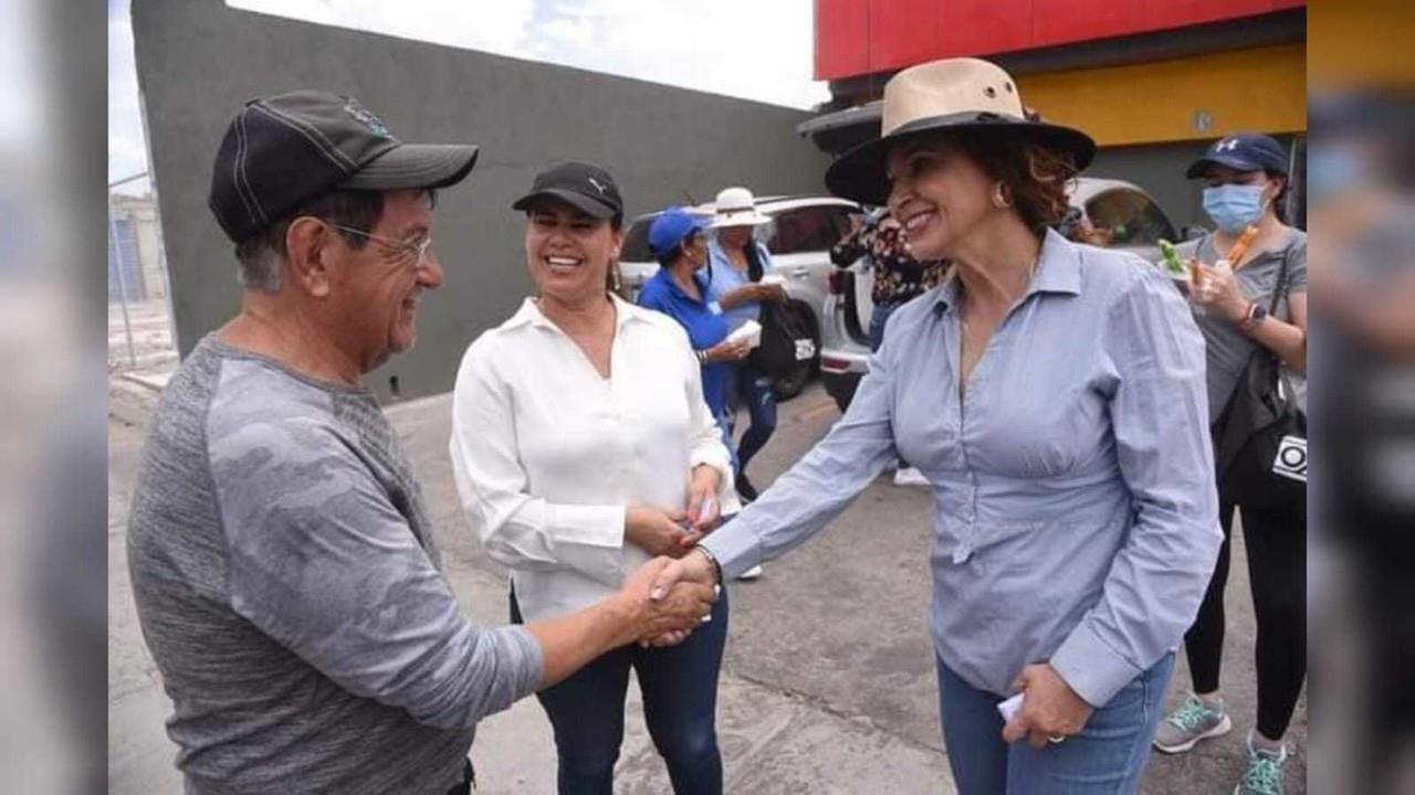 Servidoras públicas felicitan a los padres en su día, otorgan un pequeño presente en recurrido crucero de la ciudad. Foto: Facebook Malena González.