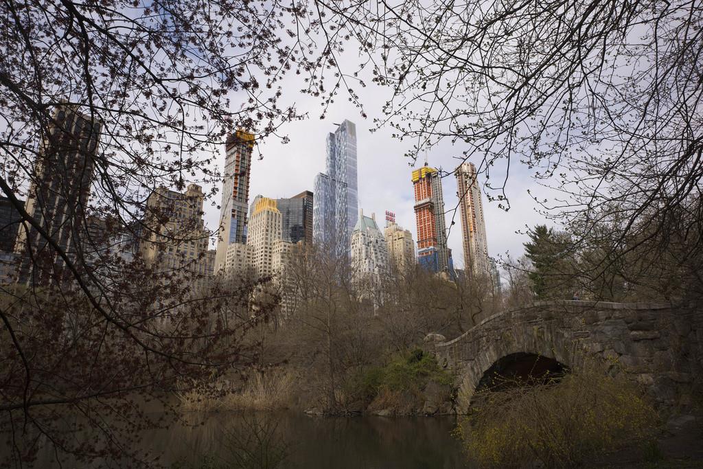 Esta imagen del 17 de abril de 2018 muestra varios rascacielos captados desde Central Park, Nueva York. (AP Foto/Mark Lennihan, archivo)