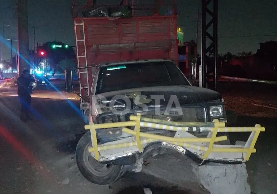 Es en el cruce de la avenida Santa Rosa y Antiguo Camino a Santo Domingo, ya territorio de Apodaca, donde pierde el control y choca contra un semáforo, es ahí que se logra la detención. Foto: Raymundo Elizalde.