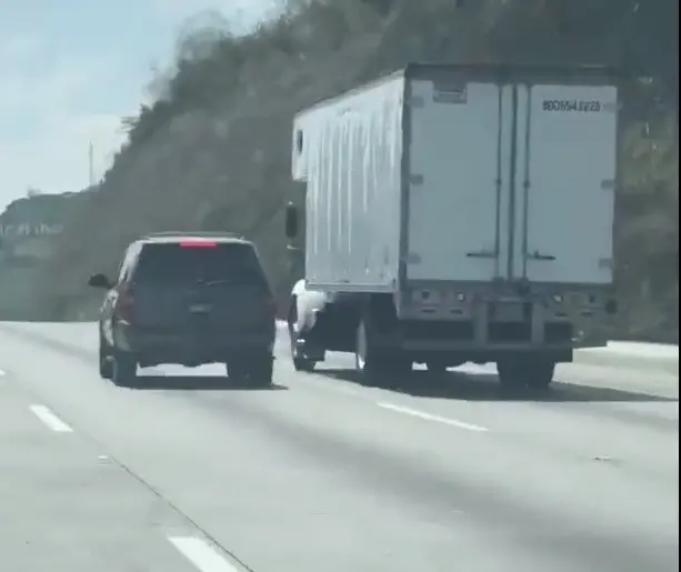 En redes sociales, los usuarios han exigido a las autoridades de Querétaro, Estado de Mexico y del Gobierno Federal se incremente la seguridad en la autopista. Foto: Especial.