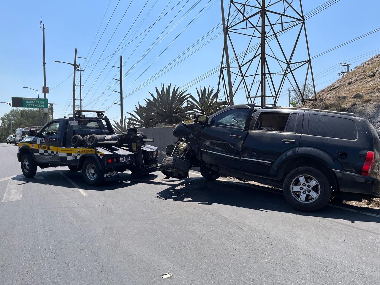 La circulación se vio afectada por las maniobras de los servicios de emergencia, elementos policiacos llevaron acabo cortes viales. Foto: Israel Lorenzana.