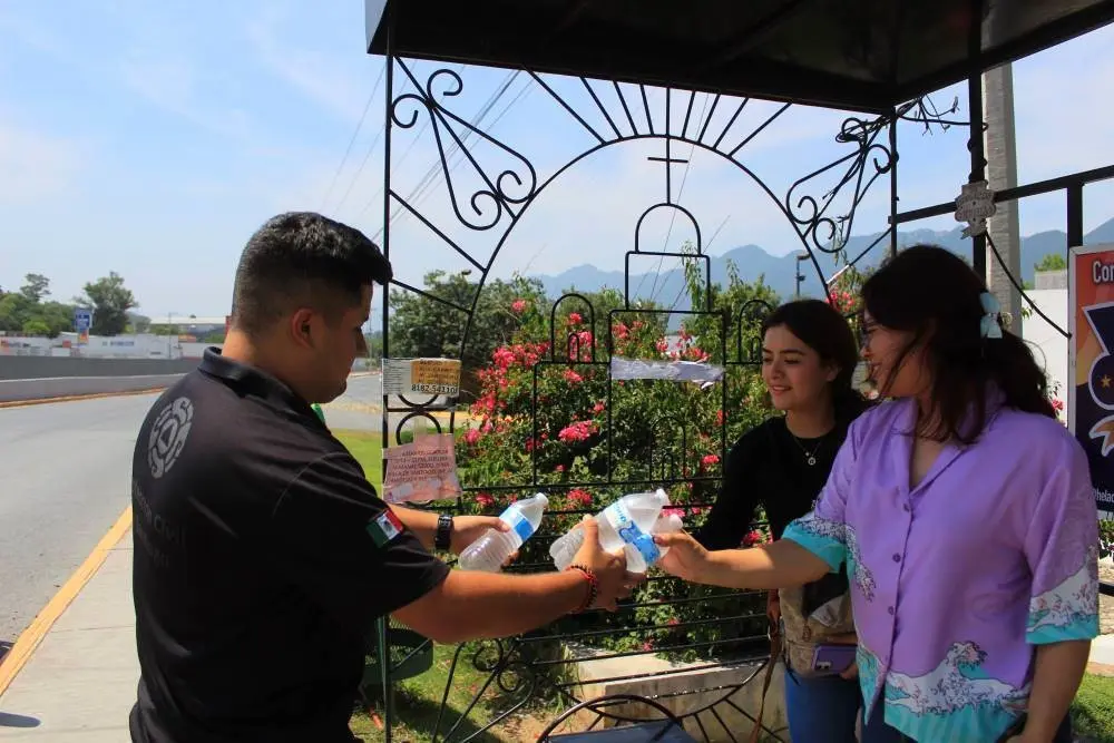 Refuerza Santiago operativos de hidratación por ola de calor en Nuevo León