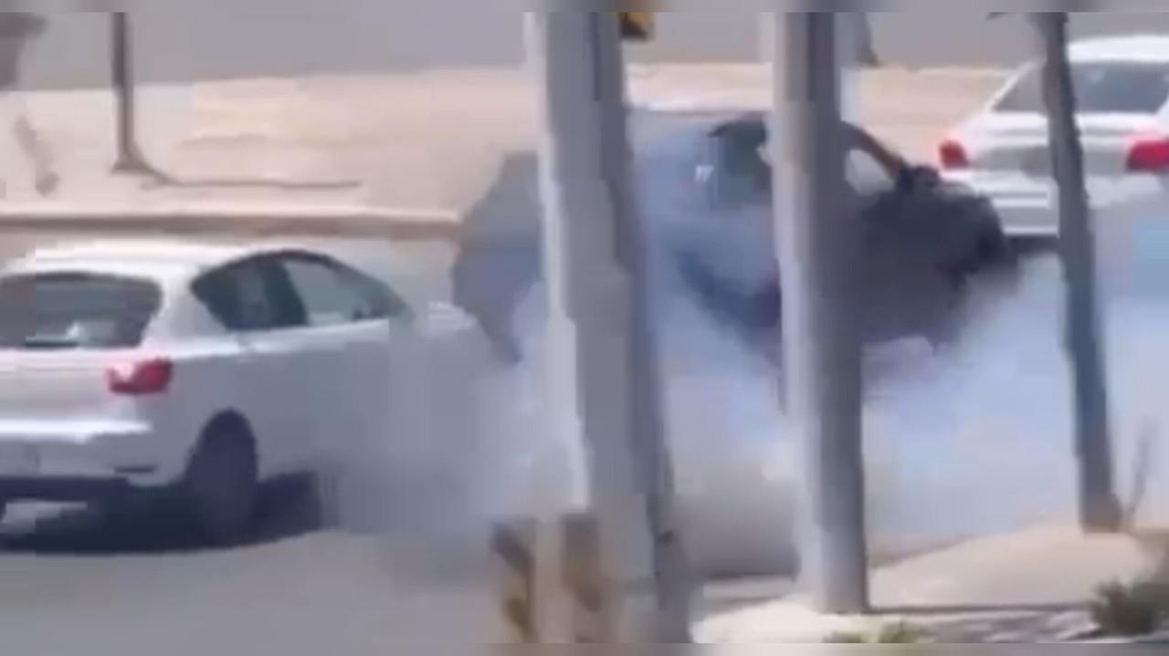 Automovilistas esperaban cambio de luz de semáforo cuando son alarmados por el estruendo en el cruce de la avenida Gómez Morín y Alfonso Reyes. Foto: Captura de pantalla