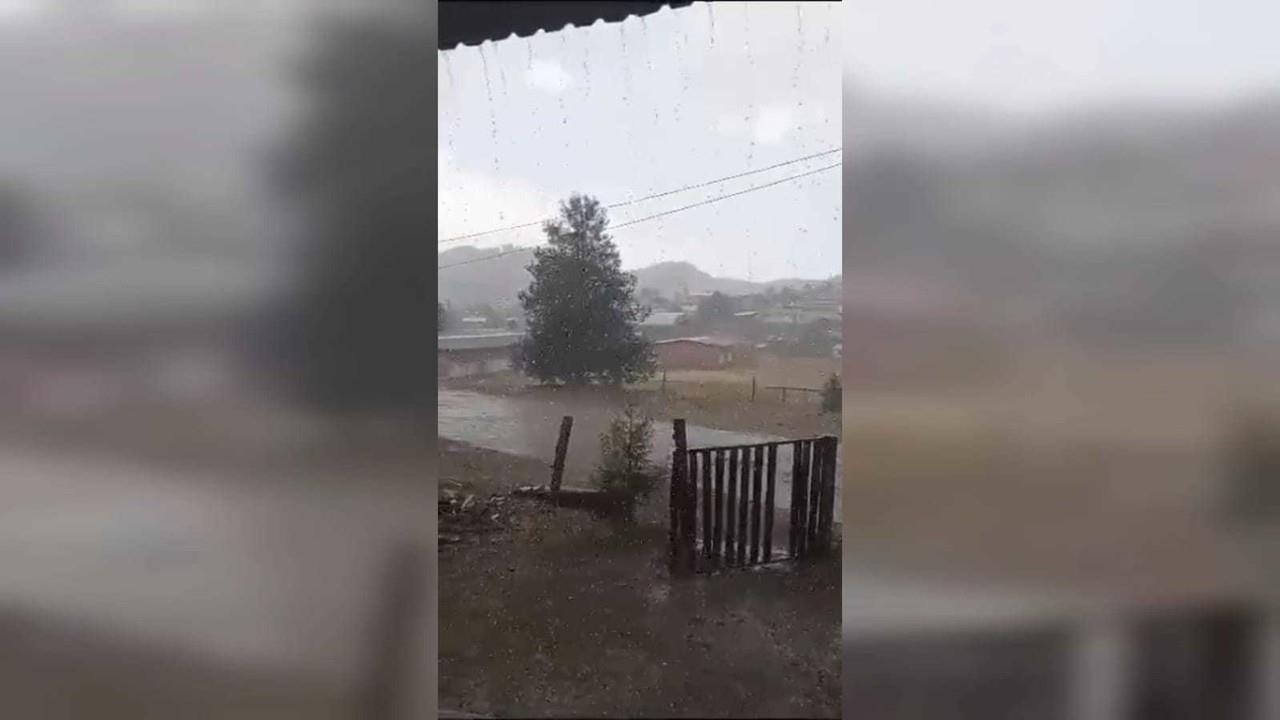 Refresca la lluvia al poblado de San Miguel de Cruces. Foto y video: Twitter/ @Conagua_Durango.