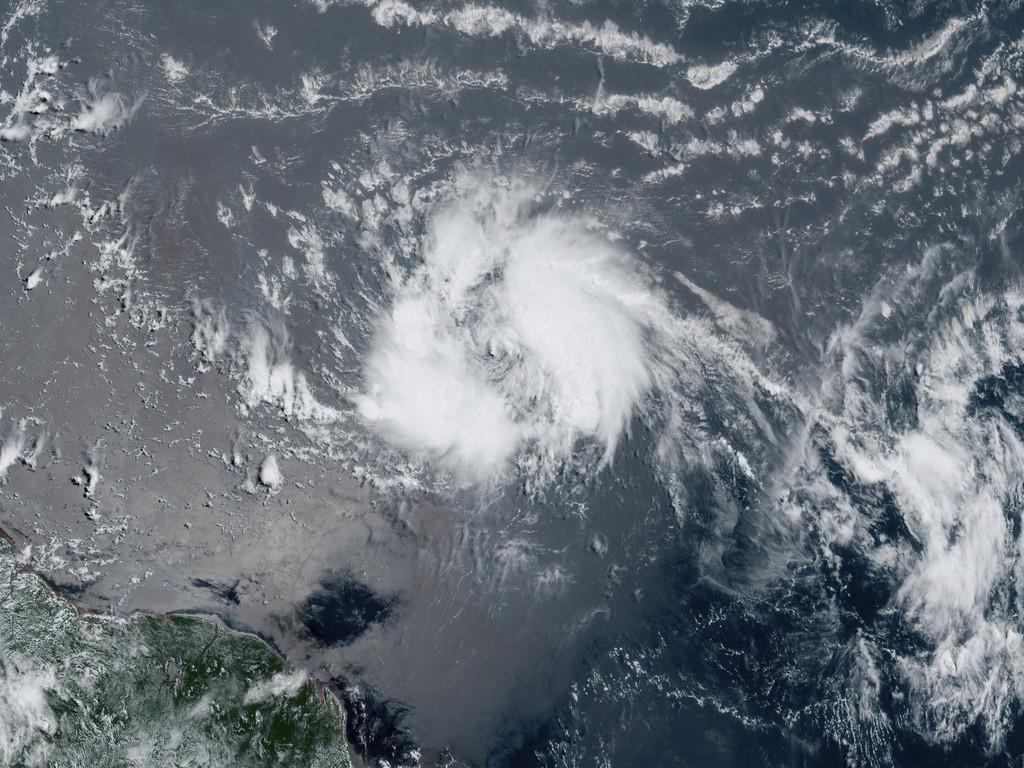 Foto satelital de la tormenta tropical Bret en el Caribe. Foto de GeoColor tomada el 20 de junio de 2023 y entregada por la Oficina Nacional de Administración Oceánica y Atmosférica de EEUU. (NOAA via AP)