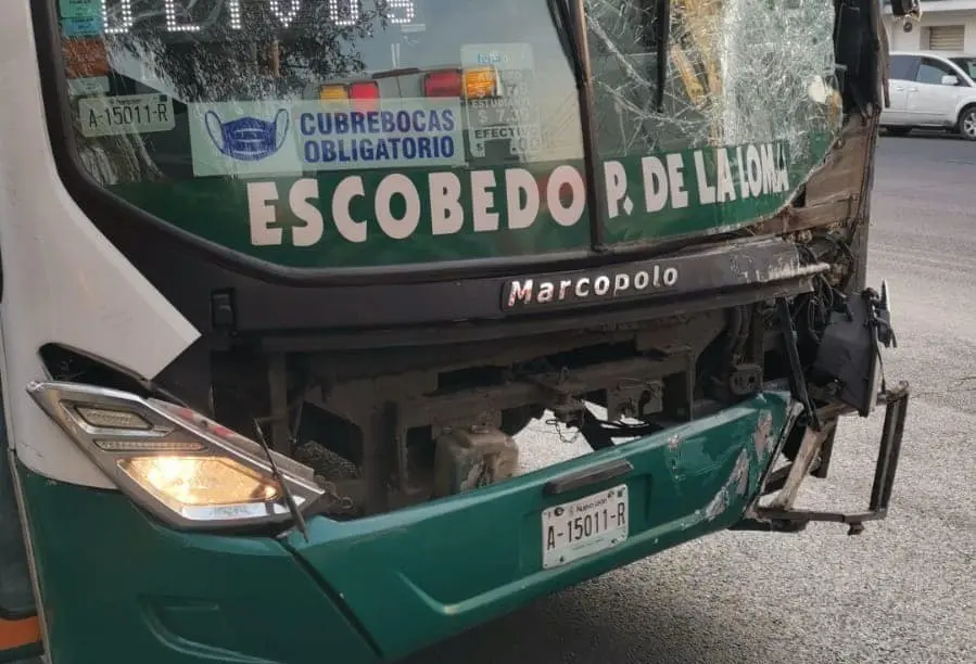 El hecho ocurrió en la avenida Aramberri y Pino Suárez, en pleno corazón del centro de la ciudad, el choque ocurrió entre unidades de la ruta 88 y 209. Foto: Facebook Raymundo Elizalde.