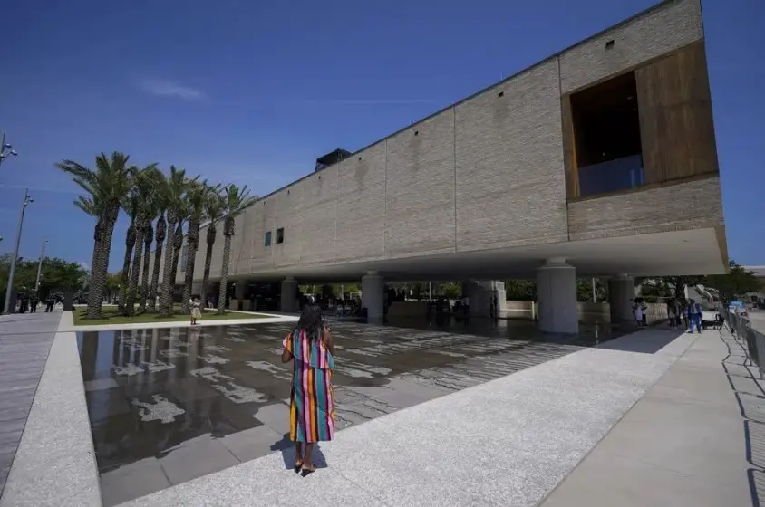 Una visitante toma una fotografía durante la inauguración del Museo Internacional Afroestadounidense el sábado 24 de junio de 2023, en Charleston, Carolina del Sur.  (AP Foto/Chris Carlson)