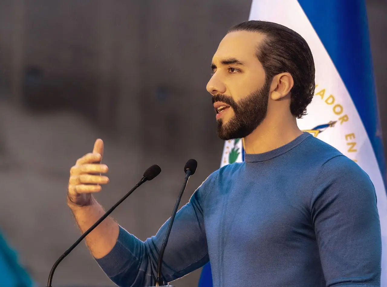 El presidente salvadoreño Nayib Bukele se inscribió como precandidato presidencial para el 2024.  (AP Foto/Arnulfo Franco)