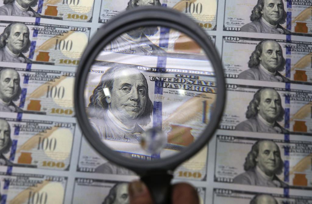 Un inspector analiza una hoja sin cortar de billetes de 100 dólares durante el proceso de impresión en la Oficina de Grabado e Impresión de Moneda Occidental, el 24 de septiembre de 2013, en Fort Worth, Texas. (AP Foto/LM Otero, Archivo)