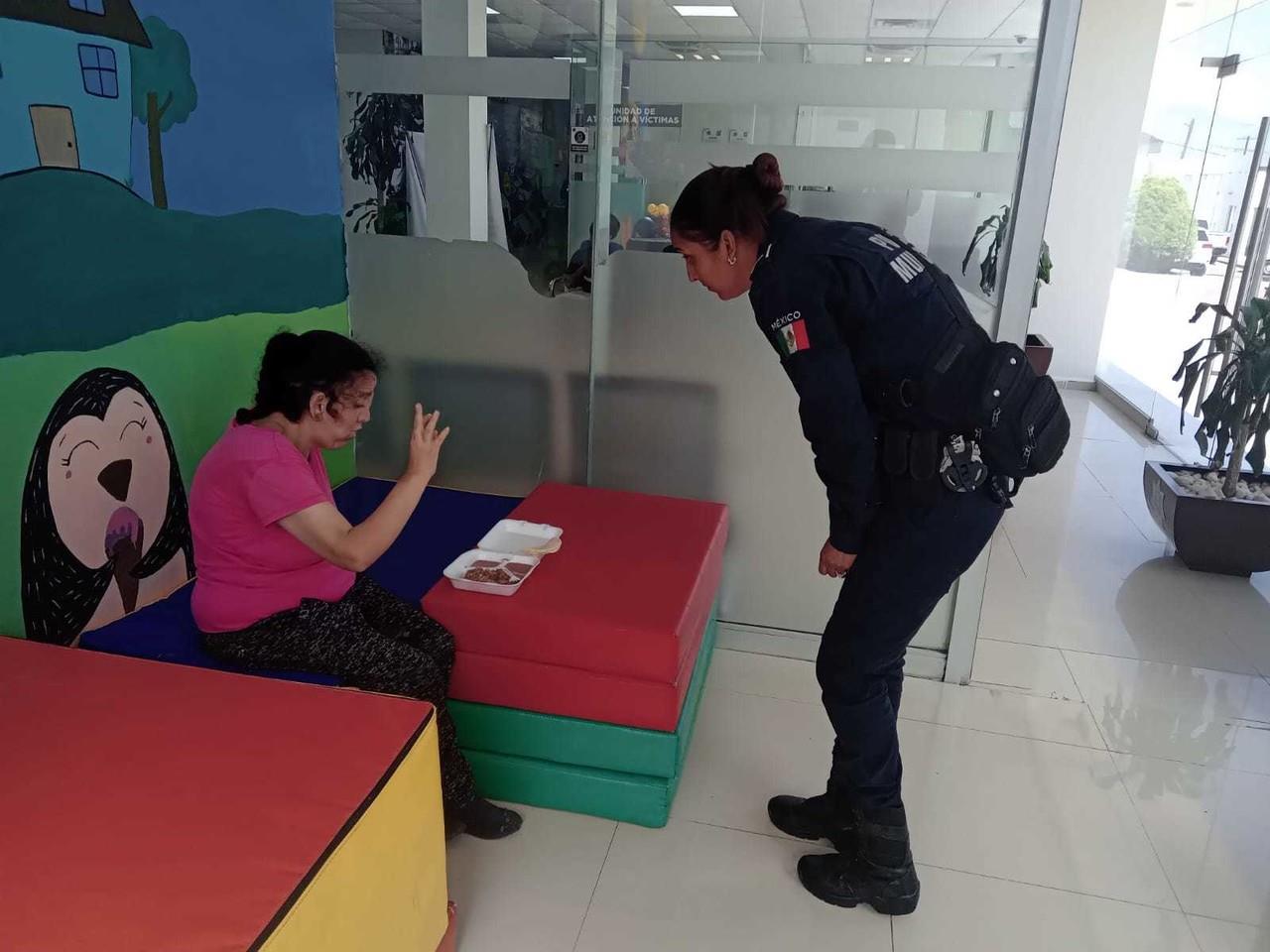 Policías de Proxpol Escobedo atendieron a una mujer en horas de la madrugada que deambulaba por las calles de la colonia Mirador del Valle. Fotos. Cortesía