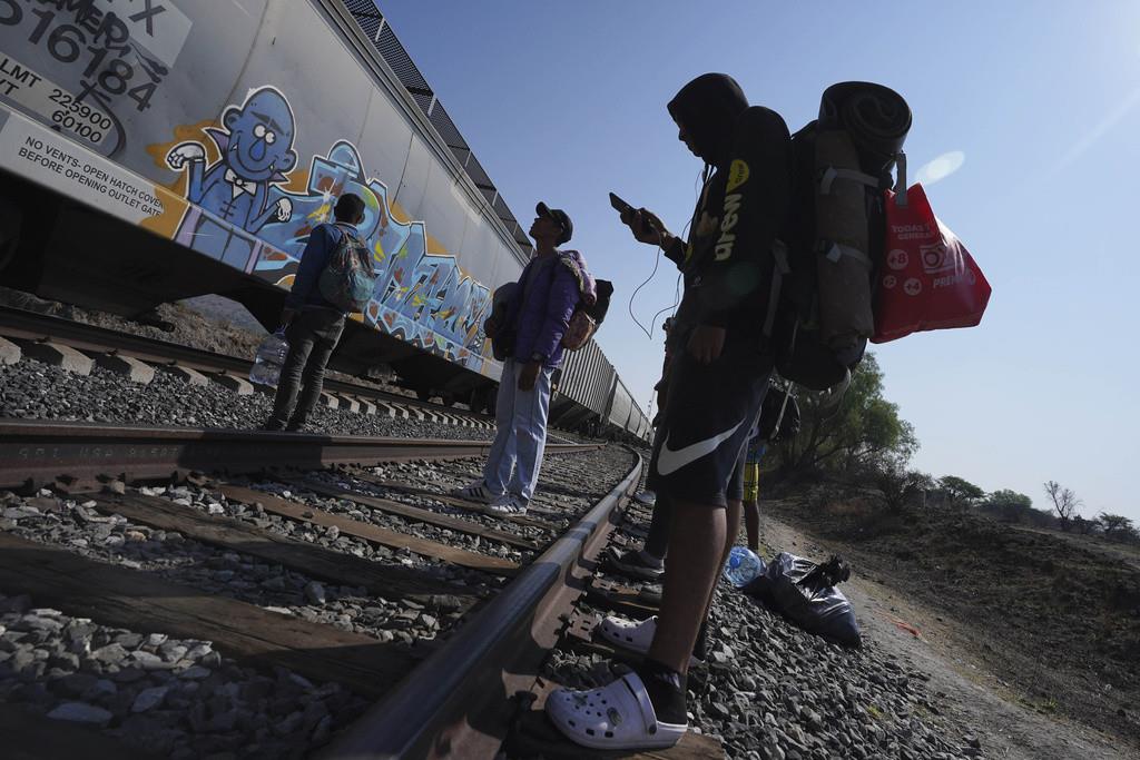 Las estafas van desde falsos reclutadores de trabajadores hasta quienes se hacen llamar coaches de migración. (AP Foto/Marco Ugarte, Archivo)