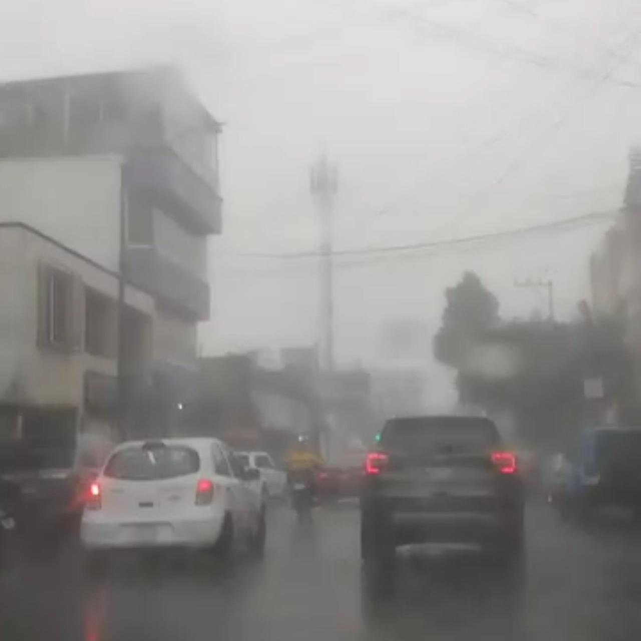 Una fuerte lluvia se registró la tarde del miércoles 28 de junio en Toluca y dejó encharcamientos en distintas avenidas, entre ellas,  Paseo Tollocan, Alfredo del Mazo y Adolfo López Mateos. Foto: Captura de pantalla