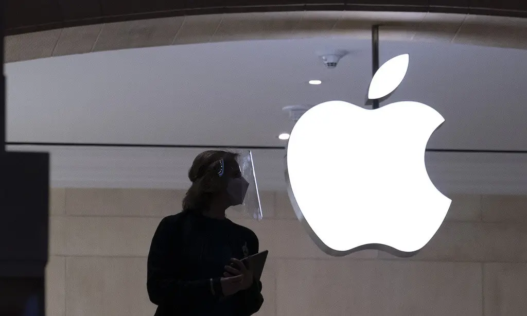 Una empleada se encuentra dentro de una tienda de la cadena Apple, en Nueva York, el 5 de febrero de 2021. (AP Foto/Mark Lennihan, archivo)