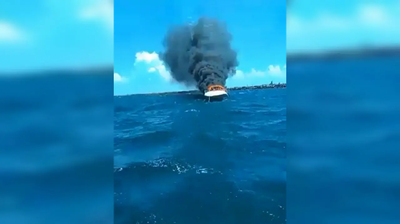 El yate Landy Beatriz se incendió en el mar en el municipio de Progreso, Yucatán; los cinco tripulantes se lanzaron al mar y resultaron ilesos. Foto: Captura de pantalla