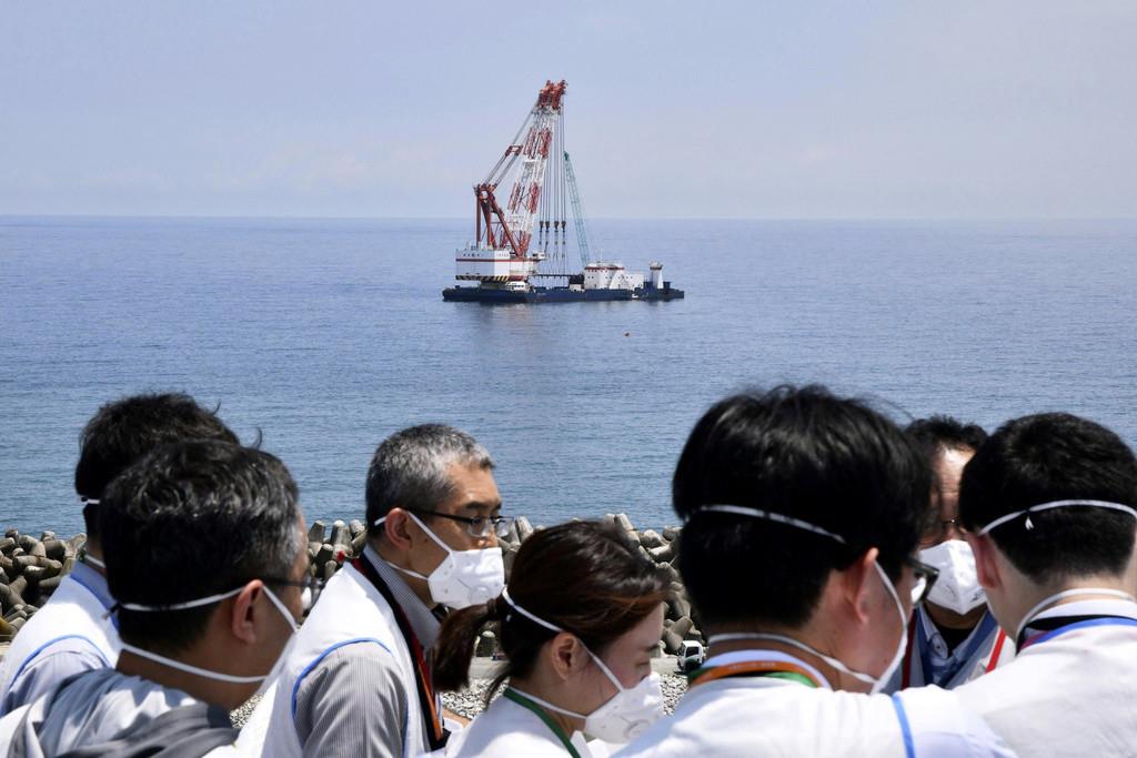 Vista de una plataforma de trabajo frente a la costa de Japón donde Tokyo Electric Power Company Holdings dice que ha instalado el último tramo de un túnel submarino para descargar el agua radiactiva de Fukushima, 26 de junio de 2023. (Kyodo News via AP)