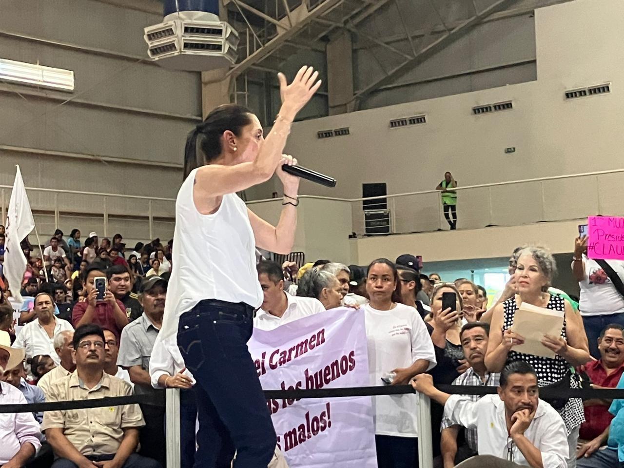 El polideportivo Tigres lució un lleno total, los asistentes de todos los municipios, echaban porras y mostraban sus pancartas con leyendas en apoyo a la aspirante a quien le gritaban “presidenta”. Foto: Rosy Sandoval