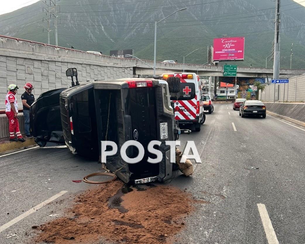 El percance ocurrió a unos 100 metros del acceso de la avenida Eugenio Garza Sada, con dirección al municipio de Santiago. Foto: Raymundo Elizalde.