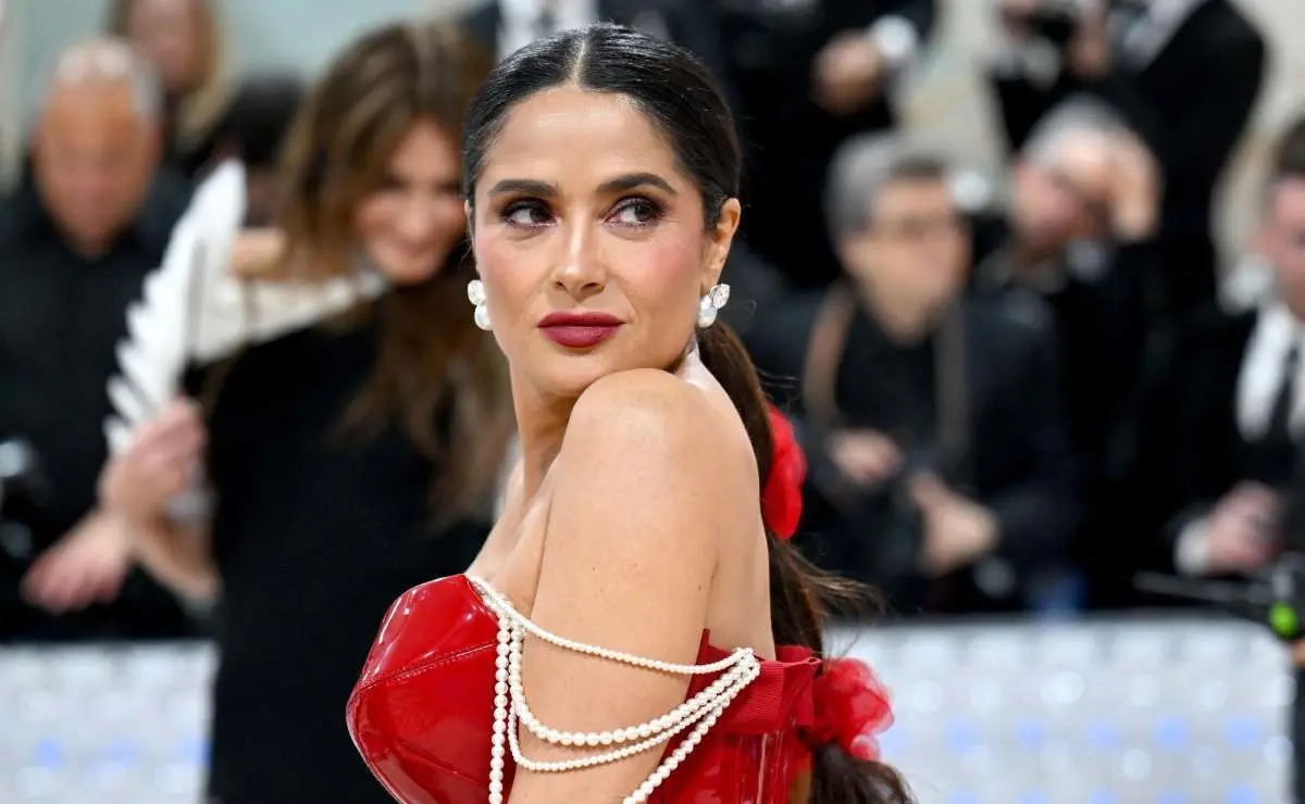 Salma Hayek superó los 1.4 millones de likes con la imagen que compartió este jueves en sus redes sociales. Foto. Especial