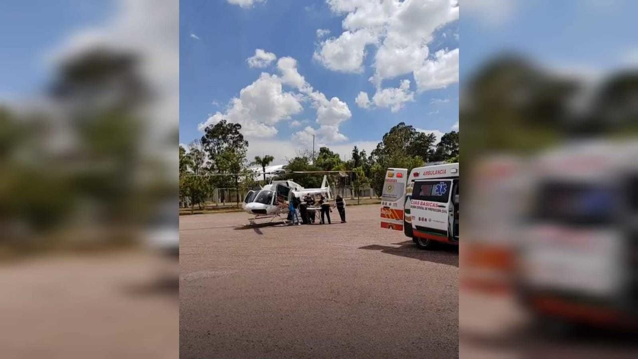 Ambulancia de la Coordinación Estatal de Protección Civil es quien recibió a la menor de 14 años que fue trasladada desde El Mezquital para llevarla al Hospital Materno Infantil a su inmediata atención. Imagen: Luis Lozano.